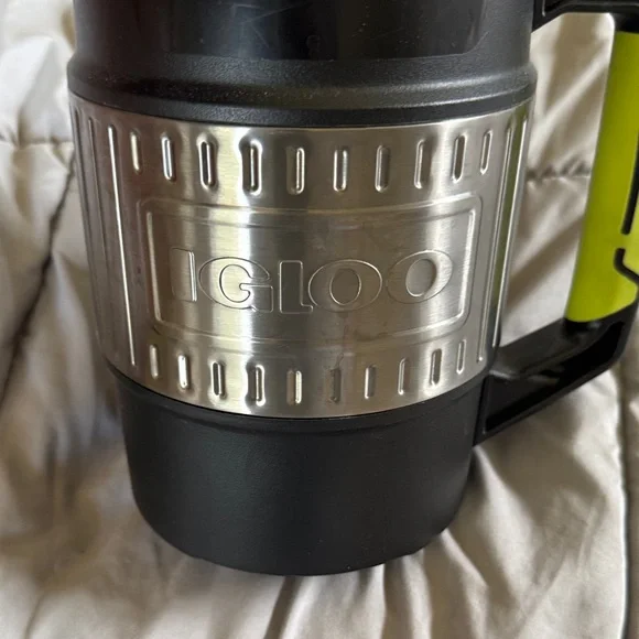 Igloo Black and Silver Mug with Yellow Accent - Picture 2 of 5